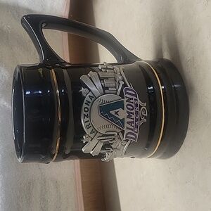 Arizona Diamond Backs MLB 18 oz stein. Heavy, well built, no flaws! Mirror black